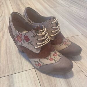 L’Artiste Floral Lace-Up Women's Oxford Heels in Taupe and Brown